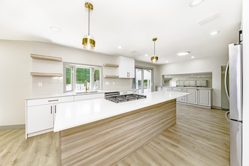 7516 Lambeth Drive, Burnaby, BC - Indoor Photo Showing Kitchen With Upgraded Kitchen