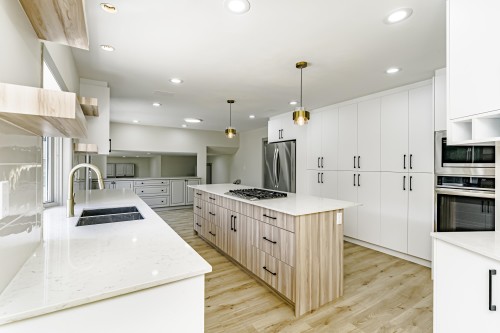 7516 Lambeth Drive, Burnaby, BC - Indoor Photo Showing Kitchen With Stainless Steel Kitchen With Double Sink With Upgraded Kitchen