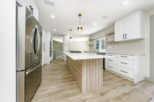 7516 Lambeth Drive, Burnaby, BC - Indoor Photo Showing Kitchen With Upgraded Kitchen