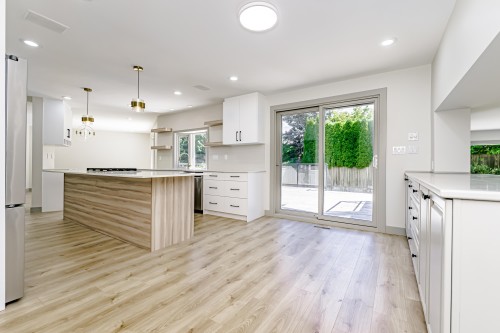 7516 Lambeth Drive, Burnaby, BC - Indoor Photo Showing Kitchen With Upgraded Kitchen