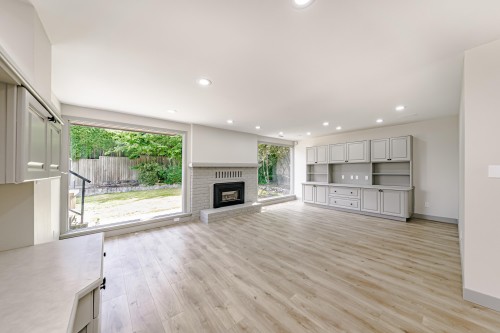 7516 Lambeth Drive, Burnaby, BC - Indoor With Fireplace