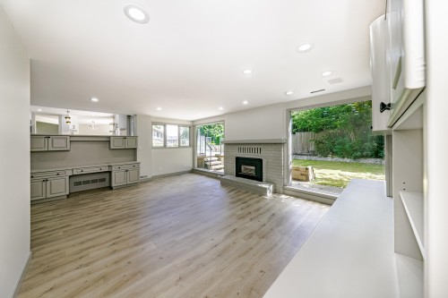 7516 Lambeth Drive, Burnaby, BC - Indoor With Fireplace