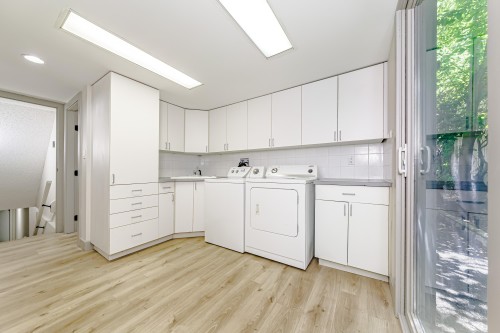 7516 Lambeth Drive, Burnaby, BC - Indoor Photo Showing Laundry Room