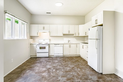 7516 Lambeth Drive, Burnaby, BC - Indoor Photo Showing Kitchen