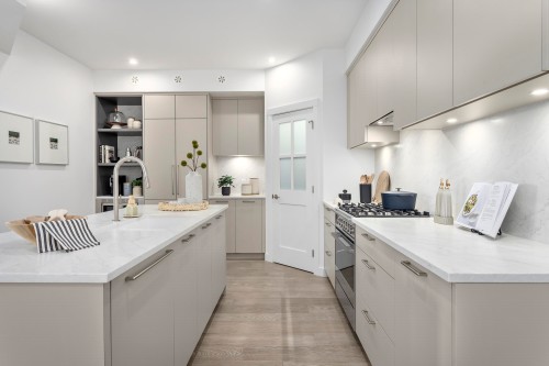 376 Red Barn Boulevard, Delta, BC - Indoor Photo Showing Kitchen With Upgraded Kitchen