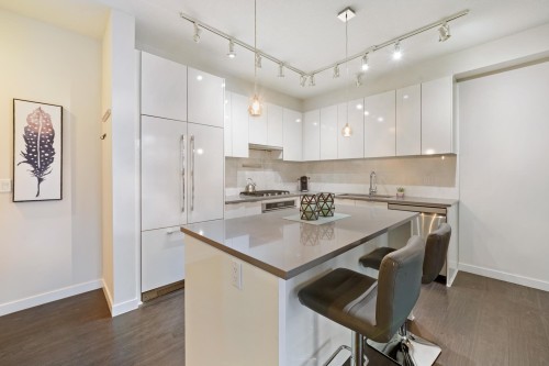 17-5510 Admiral Way, Delta, BC - Indoor Photo Showing Kitchen With Upgraded Kitchen