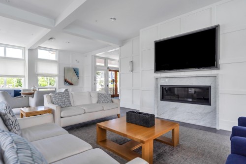 17-5510 Admiral Way, Delta, BC - Indoor Photo Showing Living Room With Fireplace