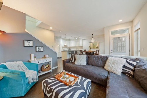 17-5510 Admiral Way, Delta, BC - Indoor Photo Showing Living Room