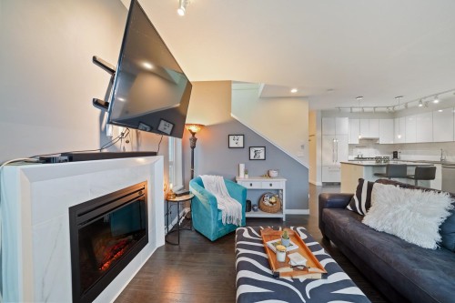 17-5510 Admiral Way, Delta, BC - Indoor Photo Showing Living Room With Fireplace
