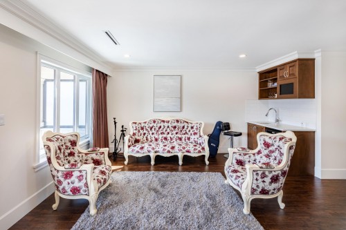 6200 Goldsmith Drive, Richmond, BC - Indoor Photo Showing Living Room