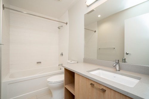 303-1768 55A Street, Delta, BC - Indoor Photo Showing Bathroom