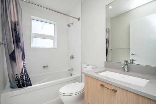 303-1768 55A Street, Delta, BC - Indoor Photo Showing Bathroom