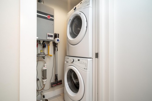 303-1768 55A Street, Delta, BC - Indoor Photo Showing Laundry Room