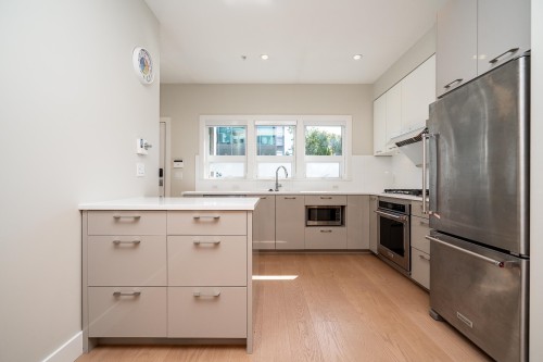 303-1768 55A Street, Delta, BC - Indoor Photo Showing Kitchen With Upgraded Kitchen