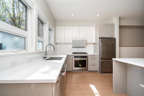 303-1768 55A Street, Delta, BC - Indoor Photo Showing Kitchen With Double Sink With Upgraded Kitchen
