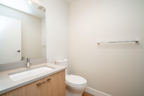 303-1768 55A Street, Delta, BC - Indoor Photo Showing Bathroom