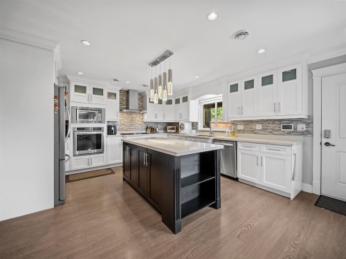 7626 Hedley Avenue, Burnaby, BC - Indoor Photo Showing Kitchen With Upgraded Kitchen