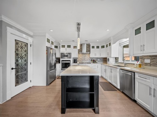 7626 Hedley Avenue, Burnaby, BC - Indoor Photo Showing Kitchen With Upgraded Kitchen