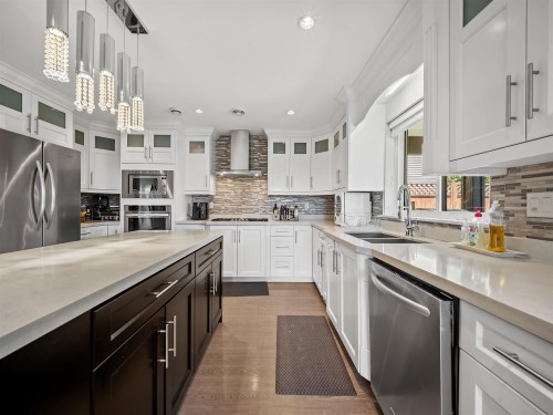 7626 Hedley Avenue, Burnaby, BC - Indoor Photo Showing Kitchen With Upgraded Kitchen