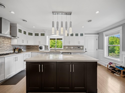7626 Hedley Avenue, Burnaby, BC - Indoor Photo Showing Kitchen With Upgraded Kitchen