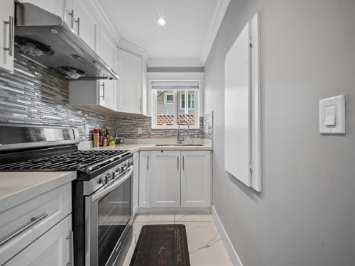 7626 Hedley Avenue, Burnaby, BC - Indoor Photo Showing Kitchen