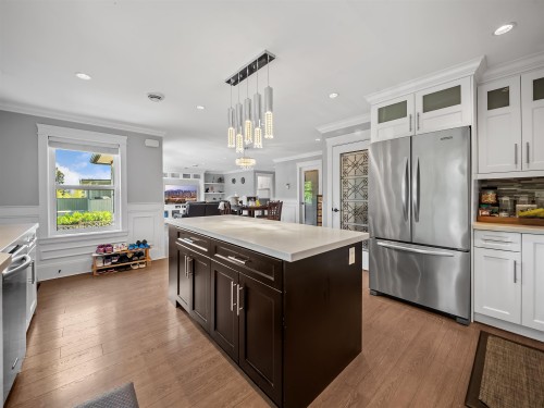 7626 Hedley Avenue, Burnaby, BC - Indoor Photo Showing Kitchen With Upgraded Kitchen