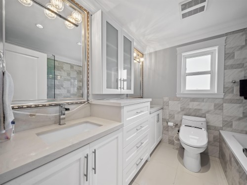 7626 Hedley Avenue, Burnaby, BC - Indoor Photo Showing Bathroom
