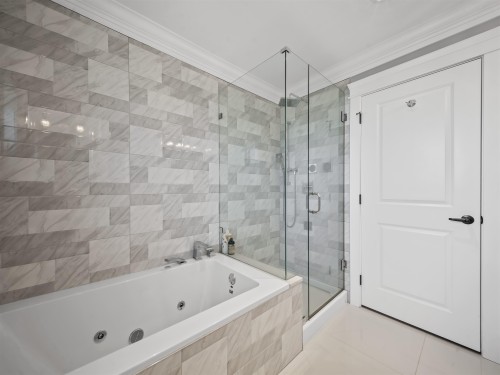 7626 Hedley Avenue, Burnaby, BC - Indoor Photo Showing Bathroom