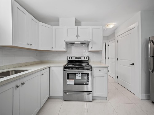 7626 Hedley Avenue, Burnaby, BC - Indoor Photo Showing Kitchen