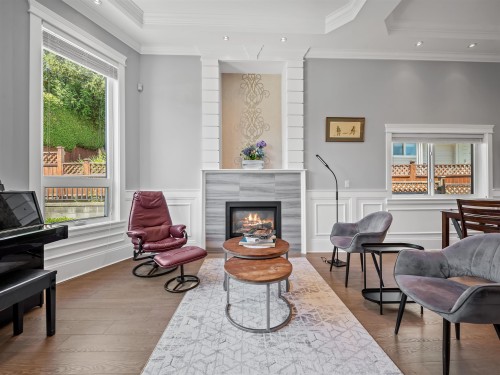 7626 Hedley Avenue, Burnaby, BC - Indoor Photo Showing Living Room With Fireplace