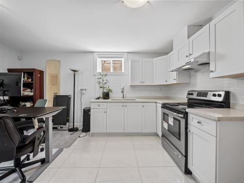 7626 Hedley Avenue, Burnaby, BC - Indoor Photo Showing Kitchen