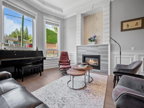 7626 Hedley Avenue, Burnaby, BC - Indoor Photo Showing Living Room With Fireplace