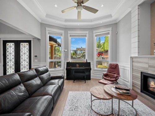 7626 Hedley Avenue, Burnaby, BC - Indoor Photo Showing Living Room With Fireplace