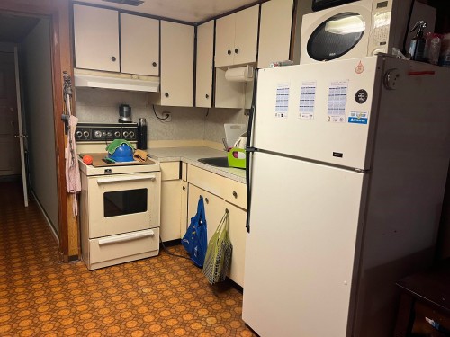 4042 Nootka Street, Vancouver, BC - Indoor Photo Showing Kitchen