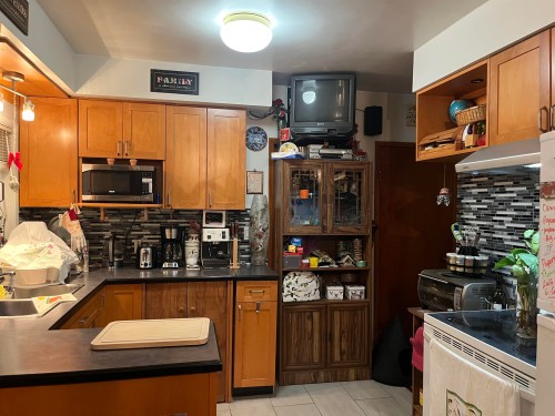 4042 Nootka Street, Vancouver, BC - Indoor Photo Showing Kitchen