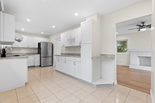 3755 Coast Meridian Road, Port Coquitlam, BC - Indoor Photo Showing Kitchen