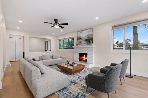 3755 Coast Meridian Road, Port Coquitlam, BC - Indoor Photo Showing Living Room With Fireplace