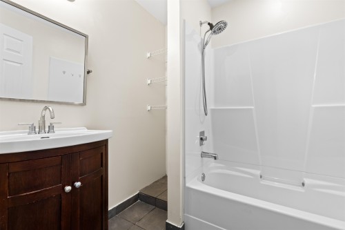 3755 Coast Meridian Road, Port Coquitlam, BC - Indoor Photo Showing Bathroom