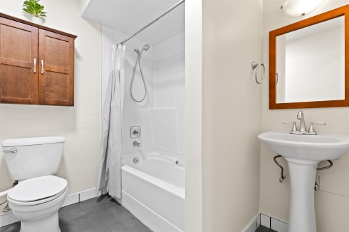 3755 Coast Meridian Road, Port Coquitlam, BC - Indoor Photo Showing Bathroom