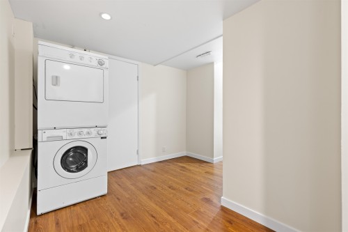 3755 Coast Meridian Road, Port Coquitlam, BC - Indoor Photo Showing Laundry Room