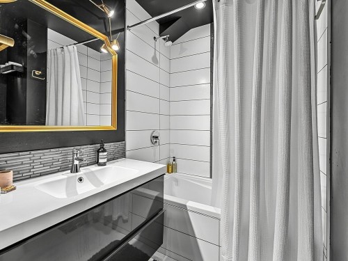 1557 20Th Avenue E, Vancouver, BC - Indoor Photo Showing Bathroom