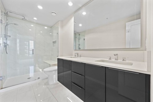 2404-3100 Windsor Gate, Coquitlam, BC - Indoor Photo Showing Bathroom