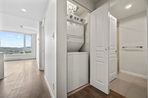 2404-3100 Windsor Gate, Coquitlam, BC - Indoor Photo Showing Bathroom