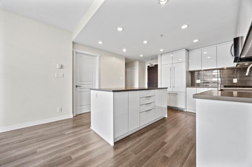 2404-3100 Windsor Gate, Coquitlam, BC - Indoor Photo Showing Kitchen With Upgraded Kitchen