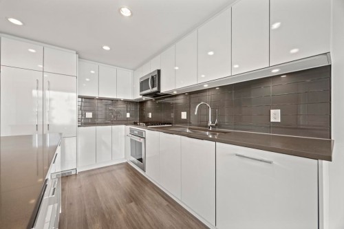2404-3100 Windsor Gate, Coquitlam, BC - Indoor Photo Showing Kitchen With Upgraded Kitchen