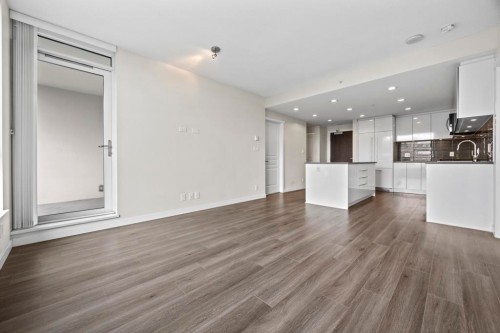 2404-3100 Windsor Gate, Coquitlam, BC - Indoor Photo Showing Kitchen