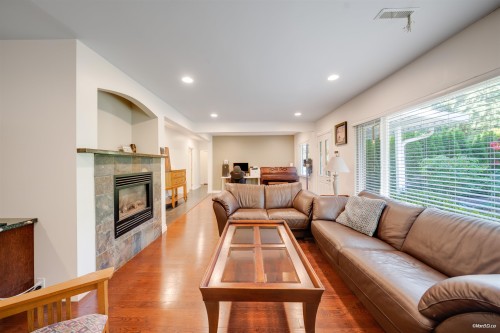 1043 Belvedere Drive, North Vancouver, BC - Indoor Photo Showing Living Room With Fireplace