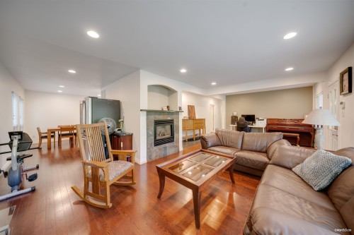 1043 Belvedere Drive, North Vancouver, BC - Indoor Photo Showing Living Room With Fireplace