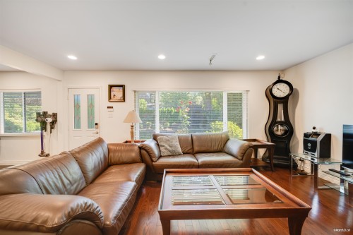 1043 Belvedere Drive, North Vancouver, BC - Indoor Photo Showing Living Room