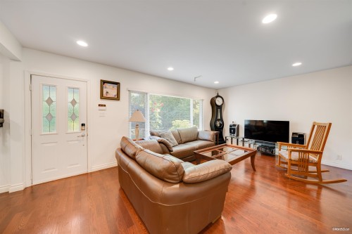 1043 Belvedere Drive, North Vancouver, BC - Indoor Photo Showing Living Room
